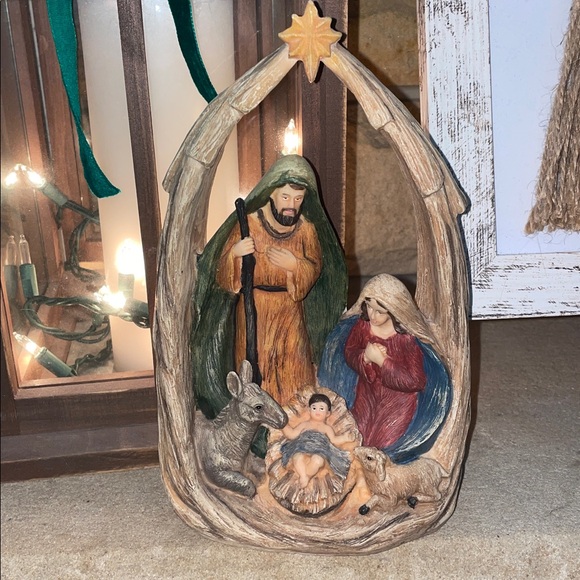 Christmas Nativity Scene with Gold Star Mary Joseph Jesus Resin - Picture 2 of 6